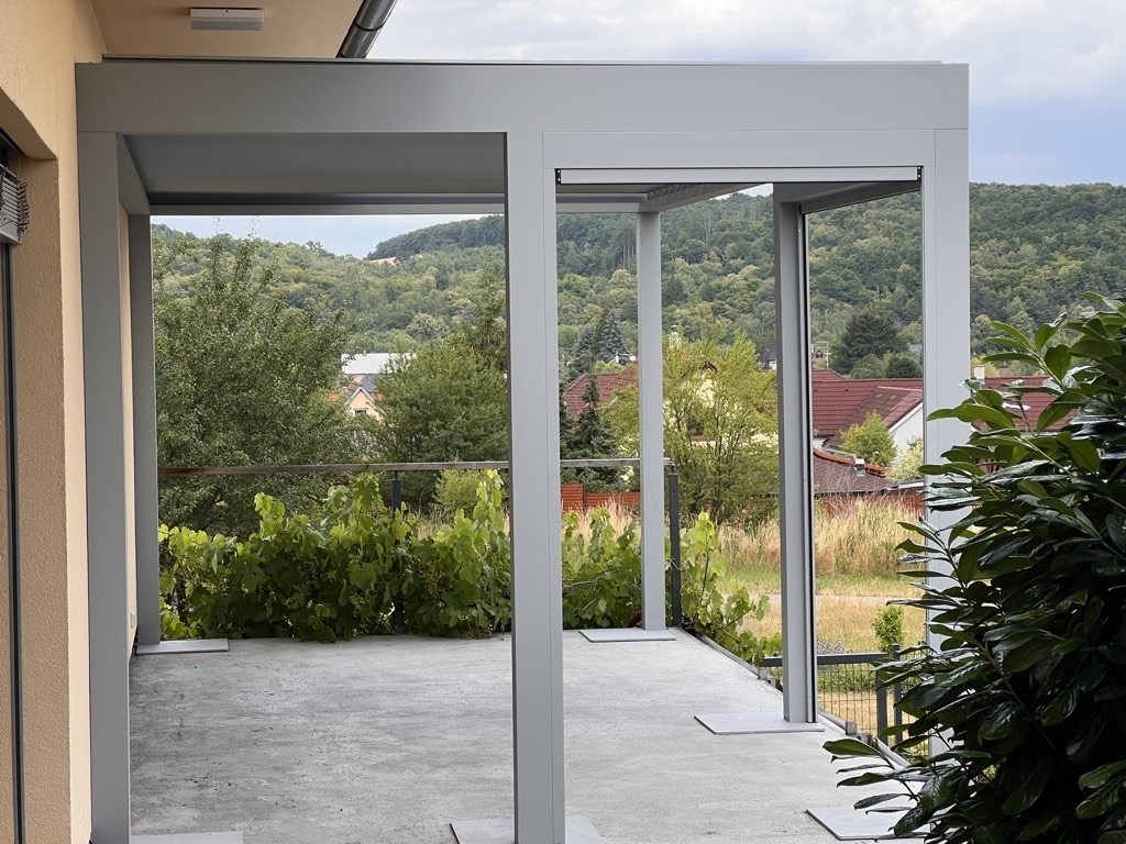 Pergola na terasu ve světle šedé barvě, pohled zevnitř do zahrady
