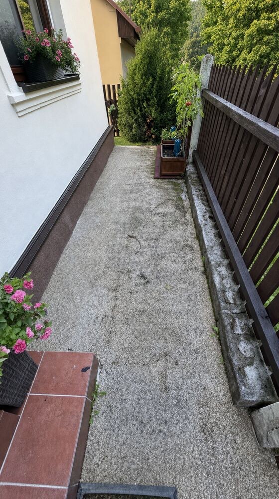 Starý kamenný koberec podél domu